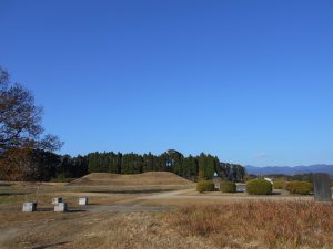 古墳と青空