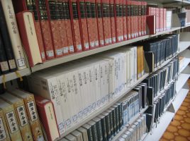 図書室の本棚