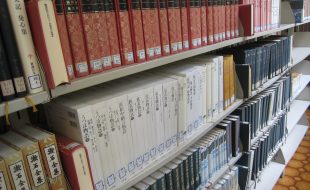 図書室の本棚