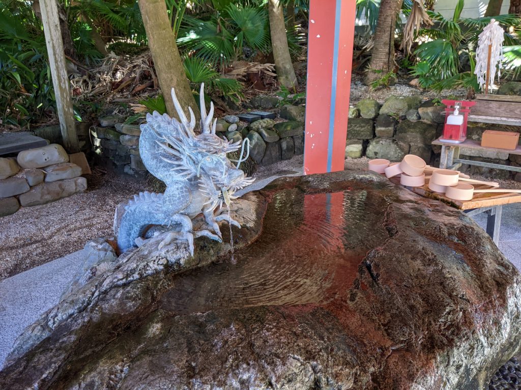 青島神社の手水舎