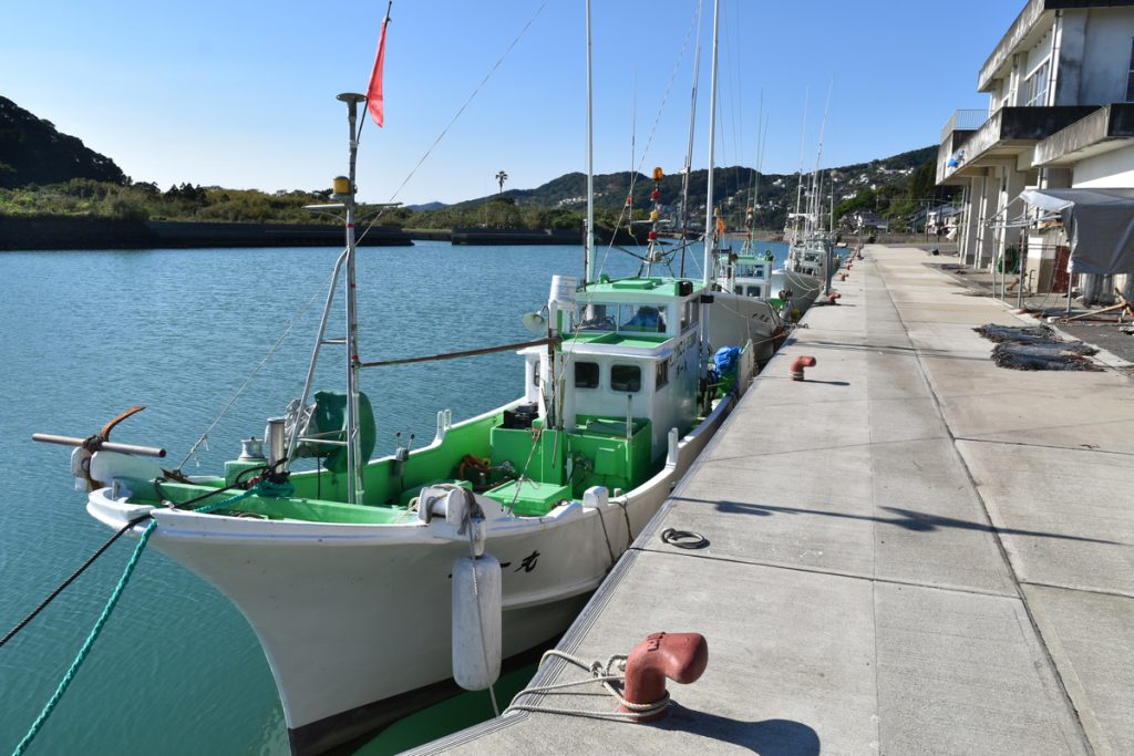 巾着島の近くの港と船