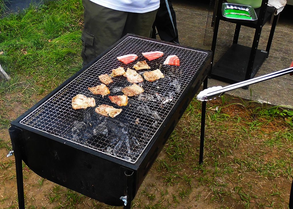 バーベキューで肉を焼く