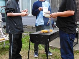 バーベキューで焼けたものを皆で食べる