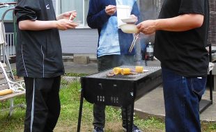 バーベキューで焼けたものを皆で食べる