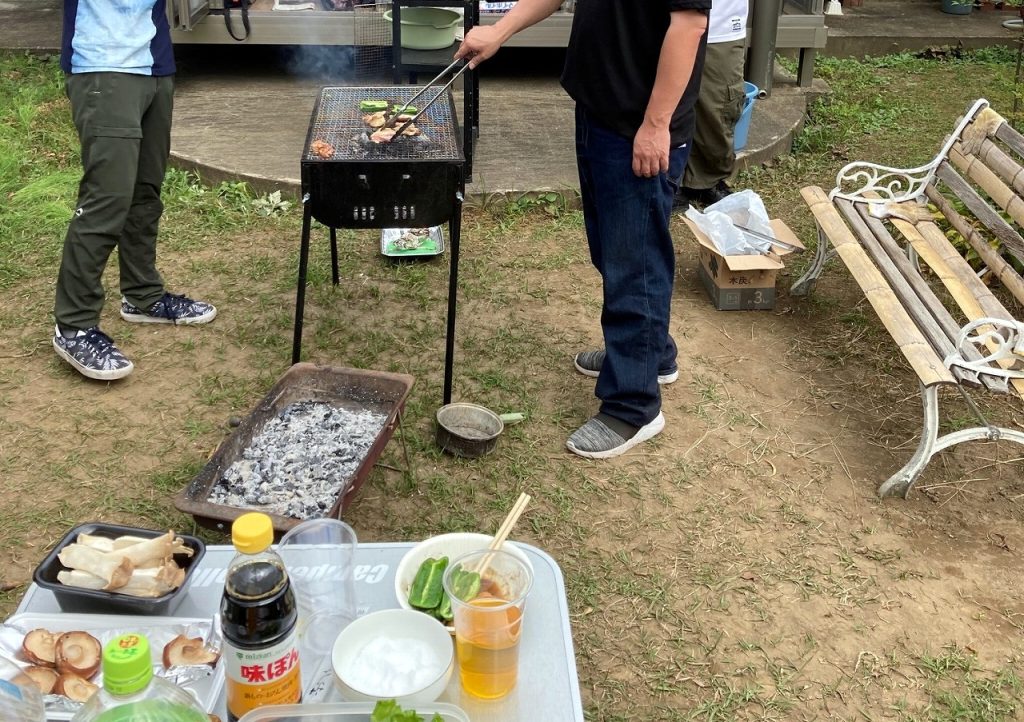 バーベキューで食材を焼いているところ