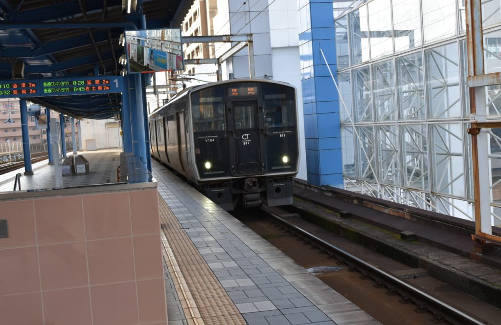 宮崎駅のホームに入る電車